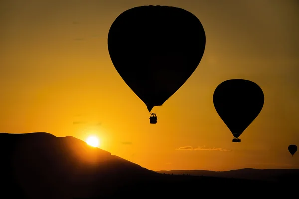Silhouette, varmluftsballonger (Kappadokien, Turkiet) — Stockfoto