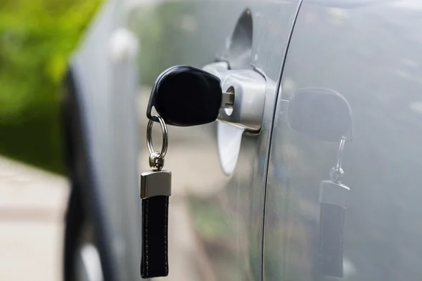 Clé de voiture laissée dans la porte de voiture — Photo