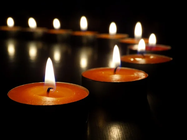 Candele su sfondo scuro — Foto Stock