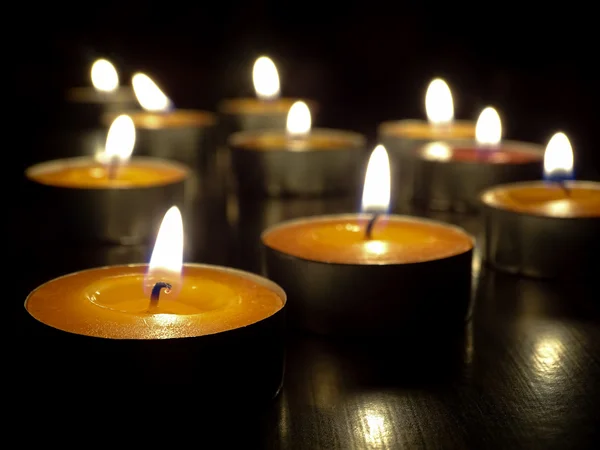 Velas sobre un fondo oscuro — Foto de Stock