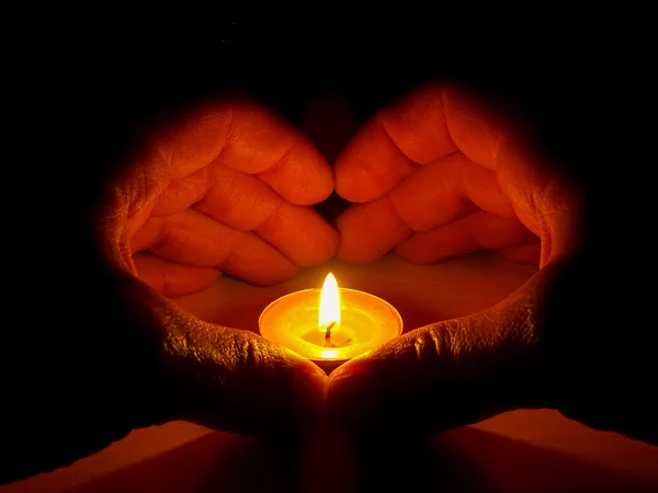 eller ve açık ateşli kalp