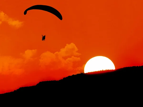 Silhouette,paragliding at sunset — Stock Photo, Image