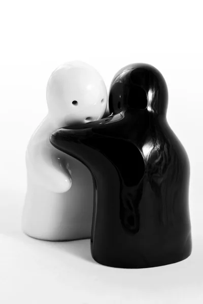 İki Interracial insanların büyük bir kucaklama
