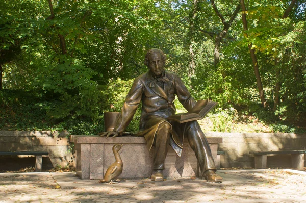 Central Park New York Hans Christian Andersen Heykeli — Stok fotoğraf