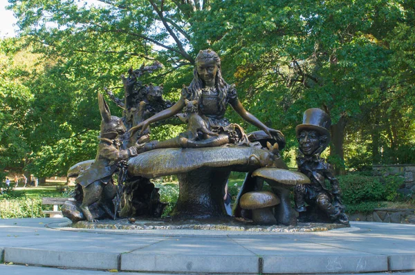 Άγαλμα Της Αλίκης Στη Χώρα Των Θαυμάτων Στο Central Park — Φωτογραφία Αρχείου