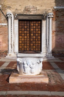 İtalya, Venedik 'te bir meydanda eski ahşap kapı