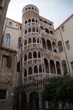 Venedik, İtalya 'daki Palazzo Contarini del Bovolo' nun sarmal merdivenleri.