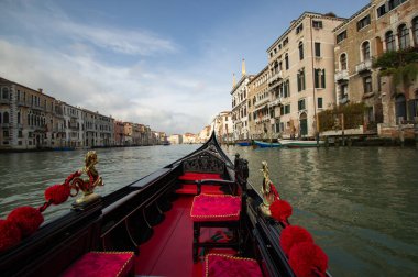 Venedik, İtalya 'daki bir gondoldan büyük kanal manzarası