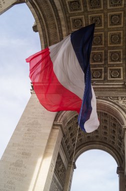 Arc de Triomphe altında bayrak