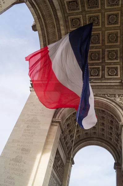 Arc de Triomphe altında bayrak