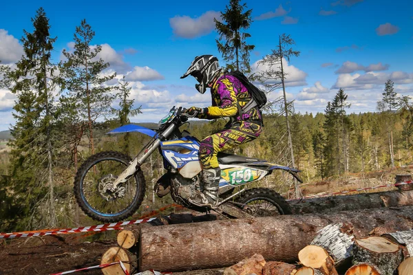 Campeonato Norueguês de 2015 Ytre Enebakk, um dos pilotos em sua moto enduro — Fotografia de Stock