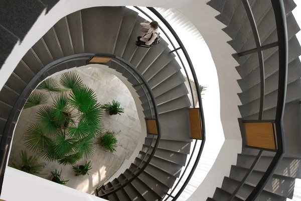 Sarmal merdiven — Stok fotoğraf
