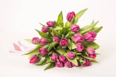 Büyük bir buket pembe lale.