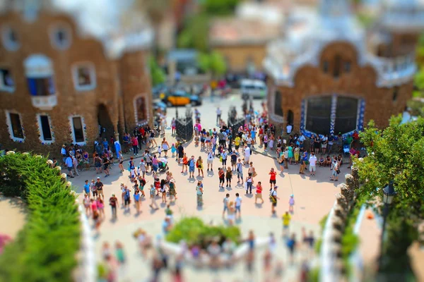 Miniatuur speelgoed mensen in een kleine stad. — Stockfoto