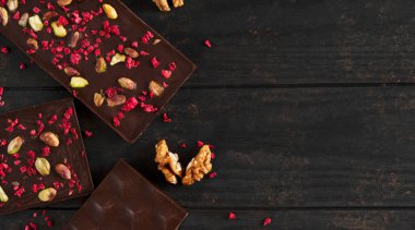 Ev yapımı, ahududu, fıstık ve cevizli, nefis, koyu çikolatalı çikolata. Sağlıklı diyet yemekleri. Fasulyeden bara. Uzayı kopyala Düz yatıyordu.