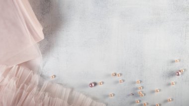 Pembe tül ve pembe boncuklu dikiş konsepti. Seçici odaklanma. Boşluğu kopyala.