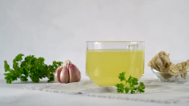 La mano de las mujeres decora la composición de los alimentos con granos de pimienta. — Vídeos de Stock