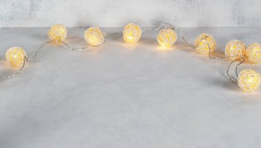 2021 yılının rengi: gri ve sarı. Gri arkaplanda sarı çelenk.