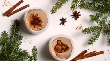 Eggnog sütle yapılan bir kış kokteylidir. Kamera yukarıdan bir daire şeklinde döner.