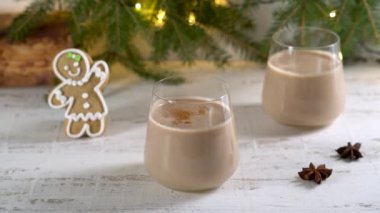 Yer tarçını geleneksel eggnog kış içeceğiyle bir bardağa doldurulur..