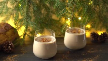 Geleneksel Noel eggnog kokteyli ile iki bardağa barut dökülüyor..