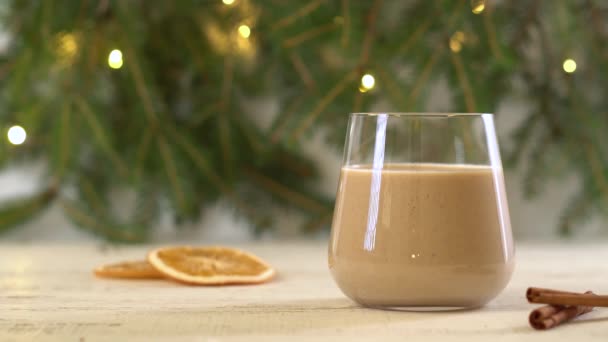 Eggnog is een traditioneel kerstdrankje met ei, melk en nootmuskaat. Uitzoomen.. — Stockvideo