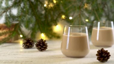 Eggnog, yumurta, süt, şeker ve hindistan cevizli geleneksel bir Noel içkisidir. Yakınlaştır.