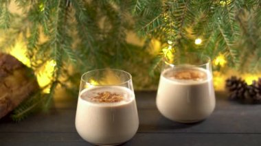 Geleneksel Noel içkisi yumurta, süt ve şekerli eggnog. Firavun dalları. Yakınlaştır.