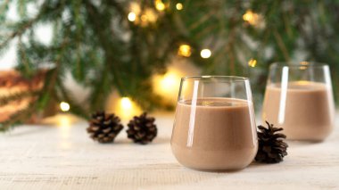 Geleneksel Noel kokteyli yumurtalı, tarçınlı, sütlü, şekerli..