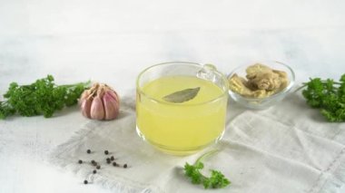 Bir bardak ev yapımı lezzetli hindi kemiği çorbası. Üst Manzara. Yakınlaştır.