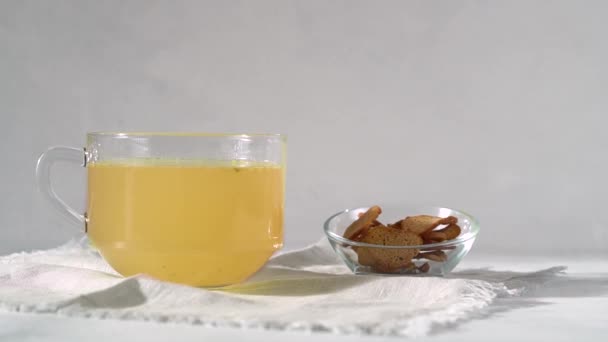 Caldo saludable de hueso de res en taza de vidrio con croutons. Caldo contiene colágeno. — Vídeo de stock