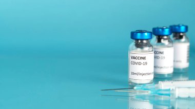 Coronavirus aşısı. Laboratuvar geçmişi. Aşı şişesi ve ampullerle Covid-19 aşısı. Aşı tedavisi için enjeksiyon aracı. Salgınla savaşmak için aşı. Yatay yönelim.