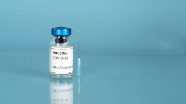 Coronavirus sars-cov-2 aşı geçmişi. Aşı şişesiyle Covid-19 aşısı. Corona aşılama tedavisi için şırınga enjeksiyon aleti. Salgına karşı aşı. Boşluğu kopyala.
