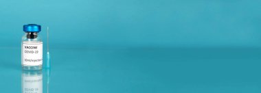 Coronavirus aşı pankartı. Aşı şişeli Covid-19 aşısı ya da mavi arka planda bir şişe. Corona aşılama tedavisi için şırınga enjeksiyon aleti. Salgına karşı aşı. Boşluğu kopyala.