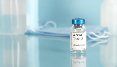Coronavirus sars-cov-2 aşı şişesi. Uçağın mavi arka plandaki kanadı. Aşı şişesiyle Covid-19 aşısı. Salgına karşı aşı..