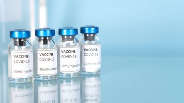 Coronavirus covid-19 'a karşı aşı şişeleri ve pandemik konsept. Koronavirüsü durdurun. Aşı şişesiyle Covid-19 aşısı. Karantina yok. Uzayı kopyala Yatay yönelim.