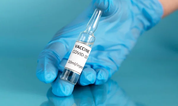 Vaksin Coronavirus. Para dokter bersarung tangan memegang ampul vaksin di laboratorium untuk vaksinasi Covid-19. Hentikan Covid. Kembali ke kehidupan normal. Lepaskan masker wajah. Orientasi horisontal. — Stok Foto