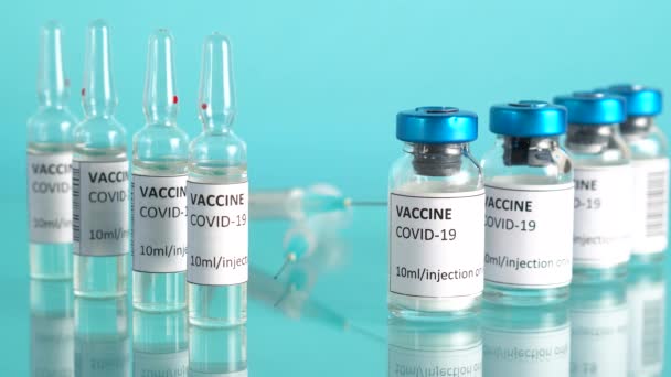 Contexte du vaccin contre le coronavirus. Vaccination par Covid-19 avec flacon de vaccin et ampoules. Seringues injectables. Traitement par immunisation Corona. Arrête COVID. Zoom arrière. — Video