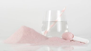 Deri yenilenmesi için doğal çilek kolajen protein tozu. Bitki bazlı. Hidrolize olmuş. Yiyecek katkı maddeleri kavramı.