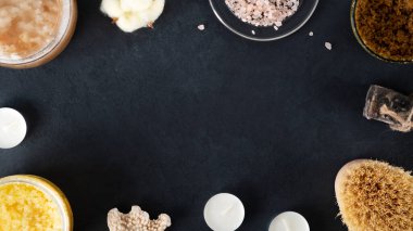 Doğal şeker ve turunçgiller deriyi vitamin ve minerallerle korur. Mükemmel cilt için selülit önleyici kuru fırça. Spa salonu konsepti. Soymak ve kaplıca bakımı için ev yapımı kozmetik ürünleri. Boşluğu kopyala.