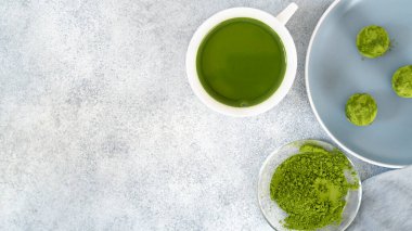 Bir fincan kibrit çayla enerji topu pişirmek yok. Ev yapımı çiğ vejetaryen tatlısı, kibrit çay tozuyla kaplanmış. Sağlıklı beslenme. Beden eğitimi dersinde harika bir atıştırmalık. Seçici odaklanma. Üst görünüm.