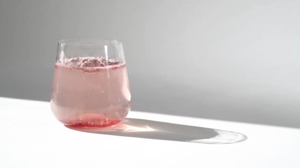 Super eten. Het toevoegen van natuurlijke aardbeien collageen eiwit poeder in glas water voor face lifting en huidregeneratie. Trendy levensmiddelenadditieven. Gezond en anti-leeftijdsconcept. — Stockvideo