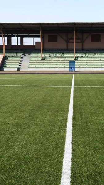 Bílá čára na uměle zeleném trávníkovém hřišti. Fotbal, fotbalové hřiště. Čáry na fotbalovém stadionu. Sportovní zázemí. — Stock fotografie