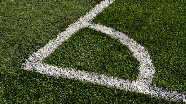 Pozice kop do rohu. Pohled na fotbalové hřiště. Fotbalové hřiště, rohová strana, ze syntetického trávníku. — Stock fotografie