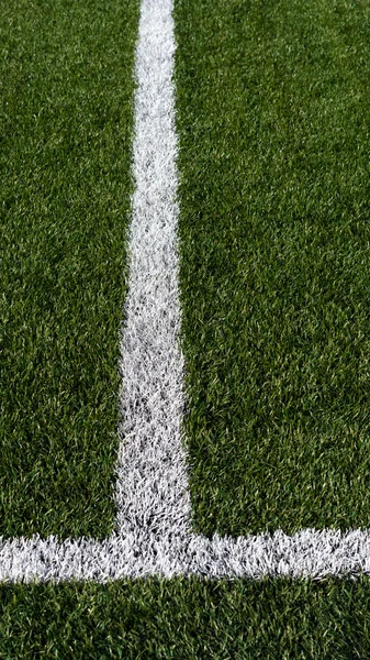 Bílá čára na uměle zeleném fotbalovém hřišti. Fotbal, fotbalové hřiště. Čáry na fotbalovém stadionu. Sportovní zázemí. — Stock fotografie