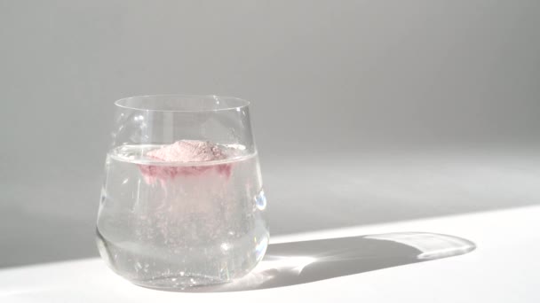Lägga kollagenpulver i glas vatten för hudvård. Superlivsmedelstillsatser. — Stockvideo