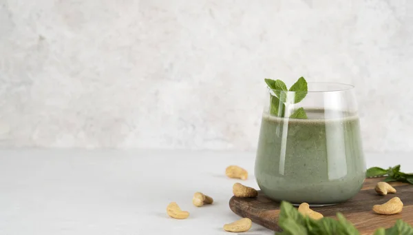 Bautura detoxifianta. Sticla de cocktail spirulina chlorella sanatos sau smoothie cu menta proaspata, caju, iaurt si spirulina chlorella pulbere. Bautura racoritoare cu vitamine. O dietă sănătoasă. Superfood. Copiați spațiul . — Fotografie, imagine de stoc