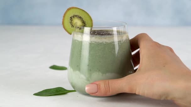 Superfood. Una mano de mujer toca el vaso de espirulina o batido de Clorella. — Vídeos de Stock