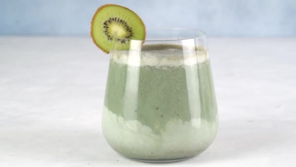 Detoks içeceği. Süper yemek. Bir bardak sağlıklı spirulina klorella smoothie. Yakınlaştır. — Stok video