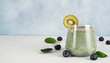 Süper yemek. Detoks içeceği. Taze yaban mersini, ıspanak, kivi, yoğurt ve spirulina klorella tozuyla bir bardak sağlıklı spirulina smoothie. Yaz vitamini tazeleyici içecek. Sağlıklı beslenme. Boşluğu kopyala.
